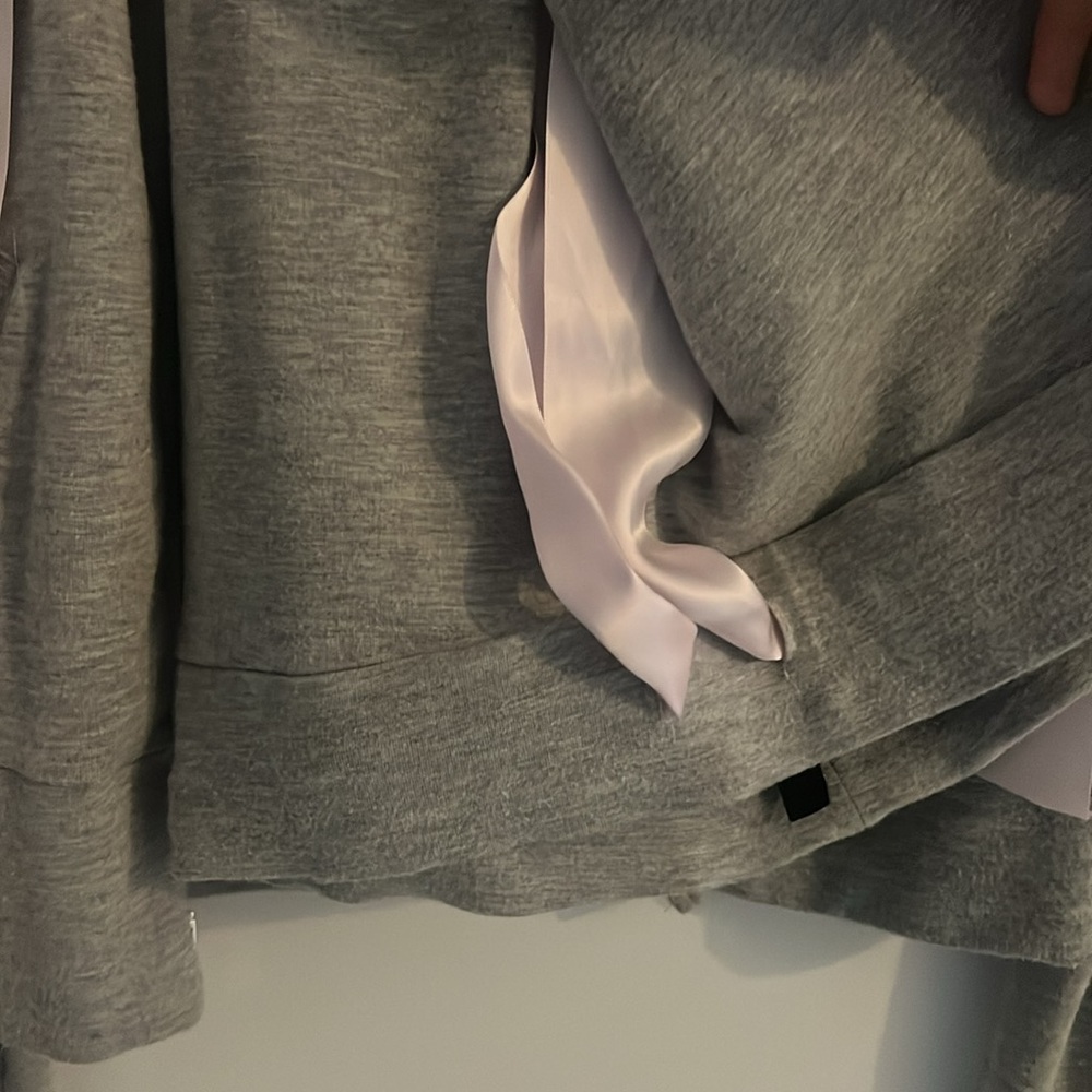 Bebe Gray sweatsuit very sexy - Picture 4 of 4